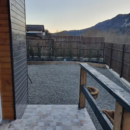 2 Mistreti - Casute Cu La Creasta Bucegilor Apartamento